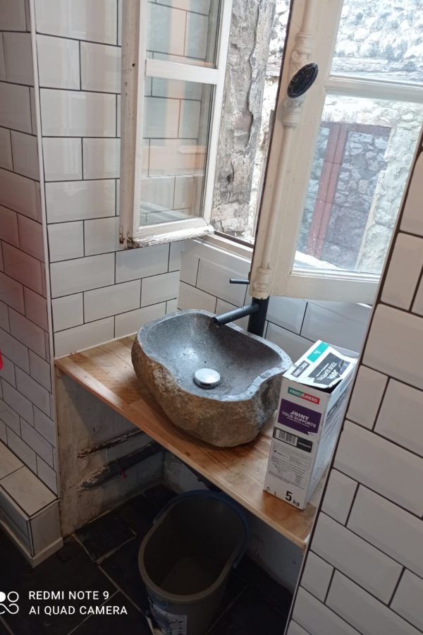 Installation lavabo en pierre